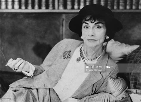 coco chanel mit 39 unwiderstehlich|Die besten Coco Chanel Zitate über Mode, Liebe & Erfolg.